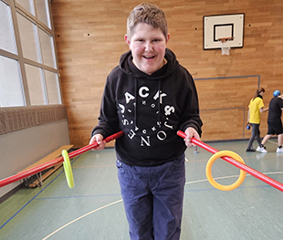 Junge beim Turnen