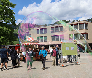 Grosse Seifenblase vor dem HPZ Schüpfheim