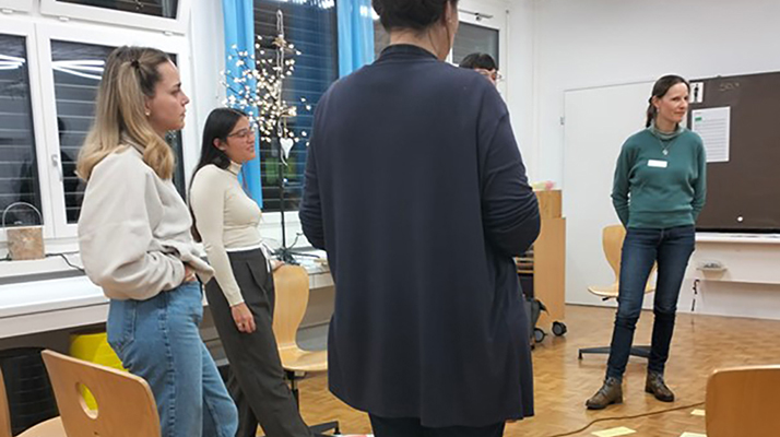 Schulteam im Schulzimmer bei einer Supervision