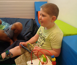 Junge auf dem Boden sitzend